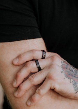 Leomani stiilsed mustad keraamilised sõrmused meestele
