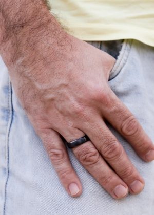Leomani unikaalsed mustad keraamilised sõrmused meestele